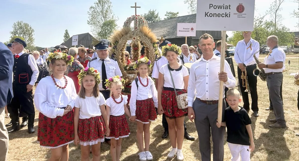 Zdjęcie uczestników i wieńca z powiatu koneckiego 