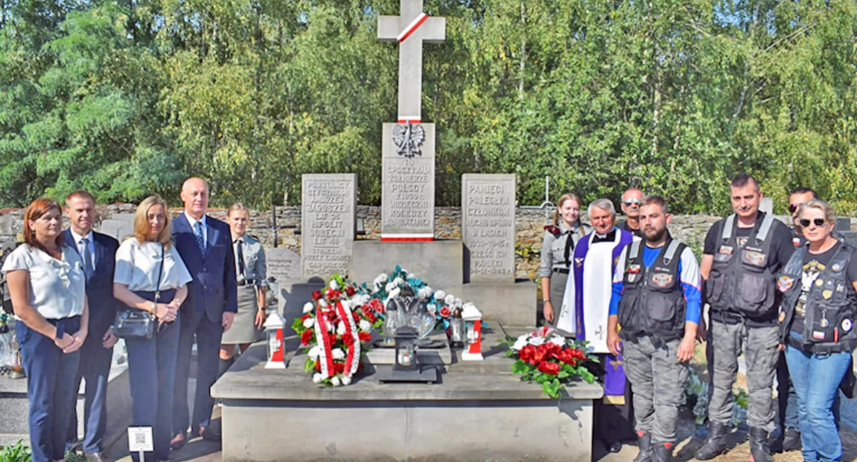 Zdjęcie przy pomniku powstańców na cmentarzu w Gowarczowie