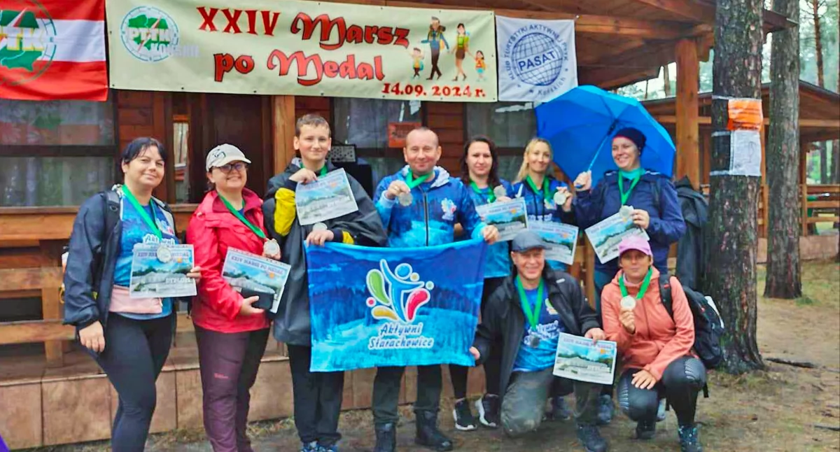 Zdjęcie uczestników Marszu, którzy otrzymywali medale i poświadczenie