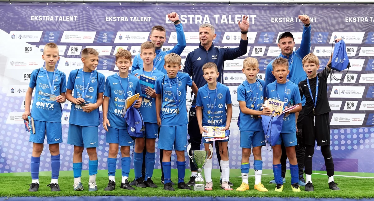 Zdjęcie zwycięskiej drużyny Akademii Piłkarskiej Champions Końskie