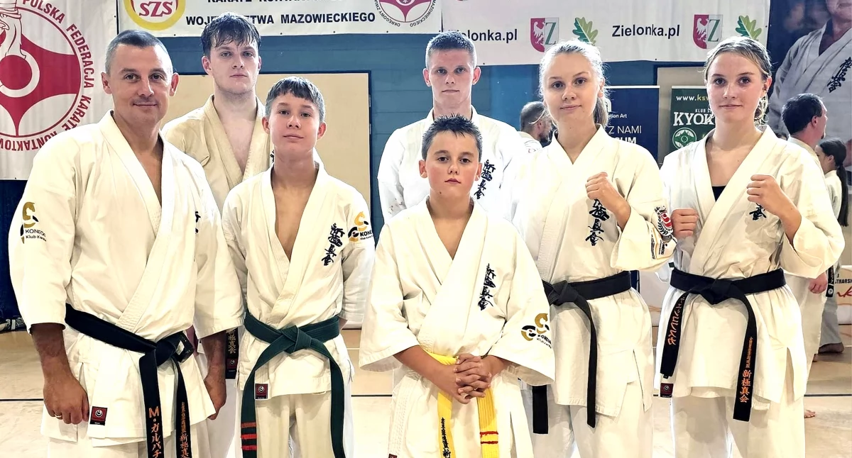 Zdjęcie zawodników Koneckiego Klubu Karate Kyokushin z trenerem Mateuszem Garbaczem