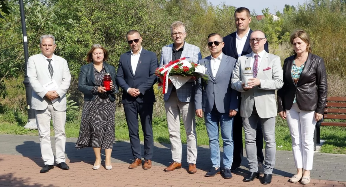 Zdjęcie delegacji koneckiego starostwa w Alei Katyńskie (Końskie, 17 września 2024 r.)
