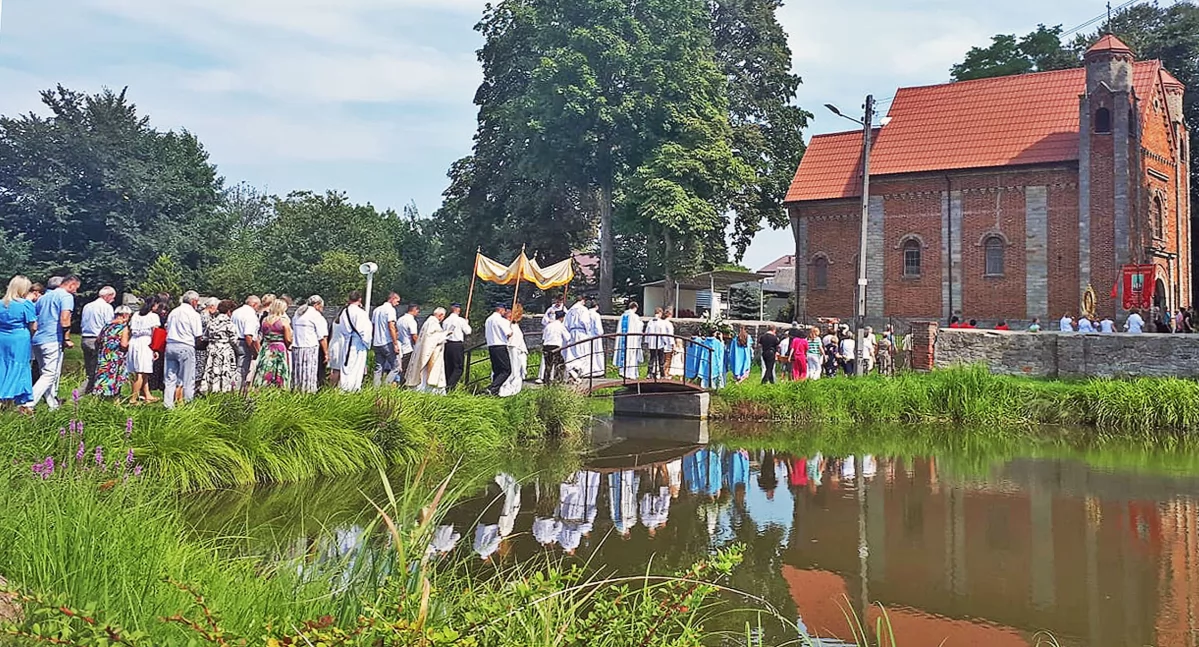 Zdjęcie procesji, która dociera do kościółka św. Rocha w Gowarczowie (fot. Gmina Gowarczów)