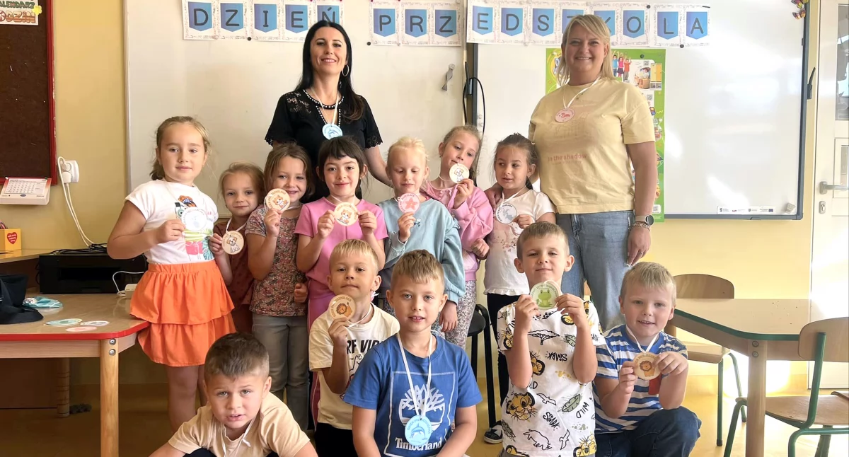 Pamiątkowe zdjęcie z Dnia Przedszkolaka w SP w Królewcu