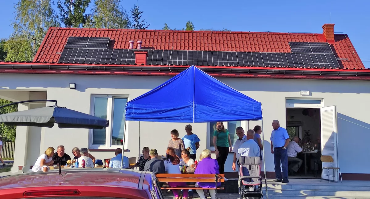 Zdjęcie nowej świetlicy w Sworzycach. Na dachu panele fotowoltaiki