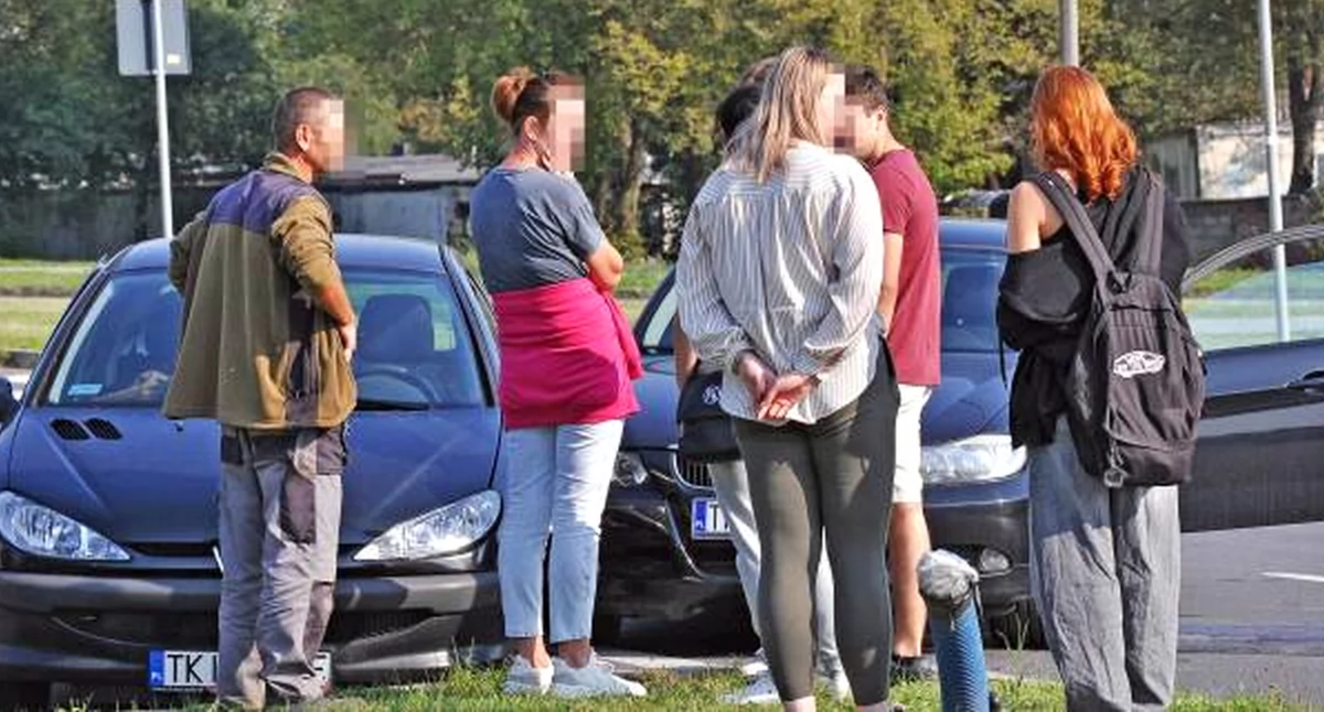 Zdjęcie: Chwilę po zderzeniu uczestnicy opuścili auta i dyskutują