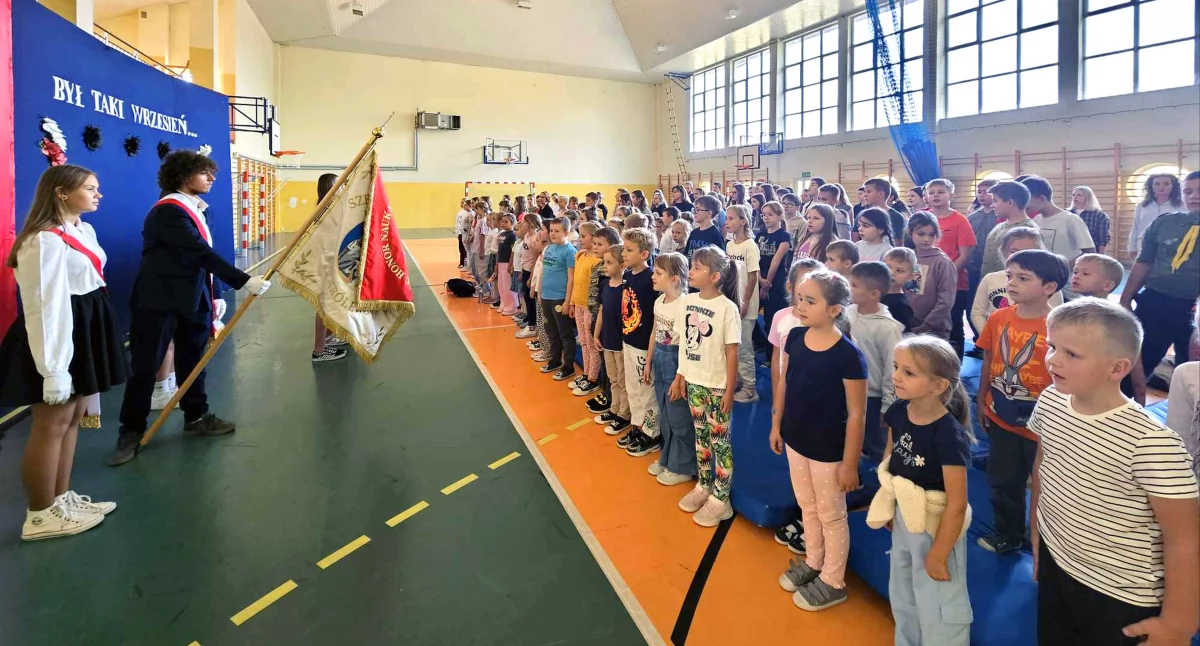 Zdjęcie z uroczystości w SP w Królewcu - podczas hymnu państwowego