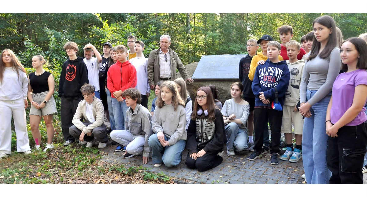 Zdjęcie uczniów pod pomnikiem c.c. w podkoneckiej Baryczy