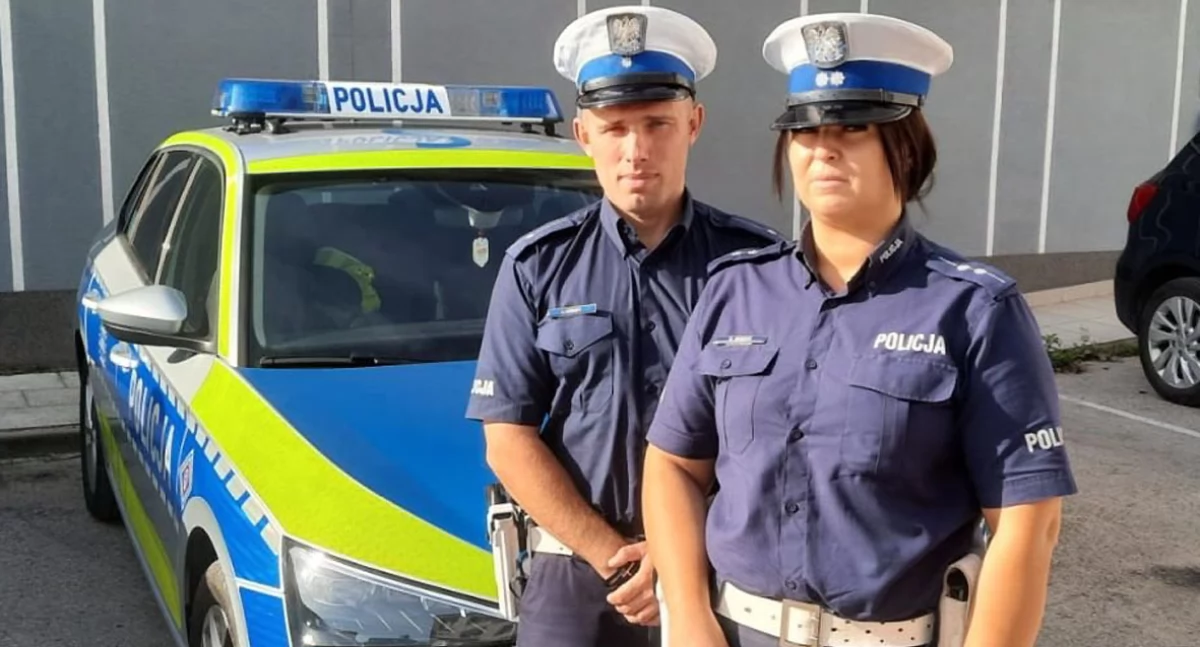 Zdjęcie policjanyów z koneckiej drogówki, którzy udzielili pomocy