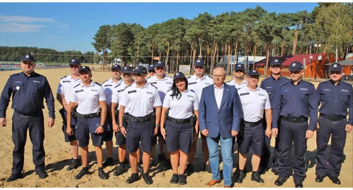 Zdjęcie policjantów - wodniaków z trzech komend powiatowych z burmisrzem Krzysztofem Obratańskim