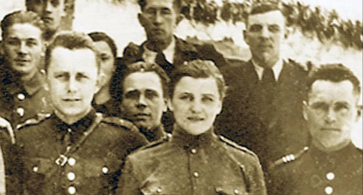 Zdjęcie archiwalne, na którym widzimy Tereskę wśród żołnierzy Hubala