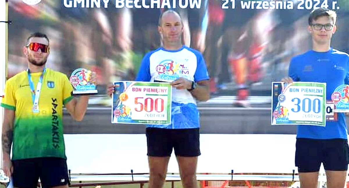 Zdjęcie Piotra Konia (w środku) na najwyższym stopniu podium biegu ZaDyszka Gminy Bełchatów