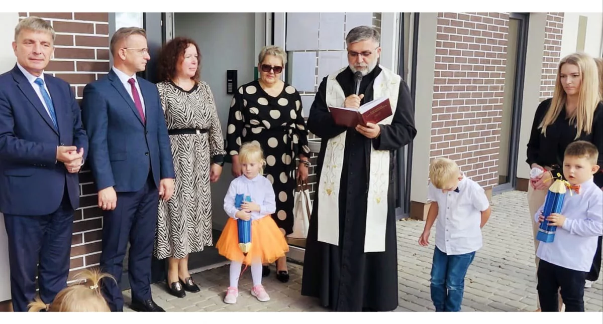 Zdjęcie księdza proboszcza Dariusza Kroka, który odmawia modlitwę i chwilę później poświęci przedszkole