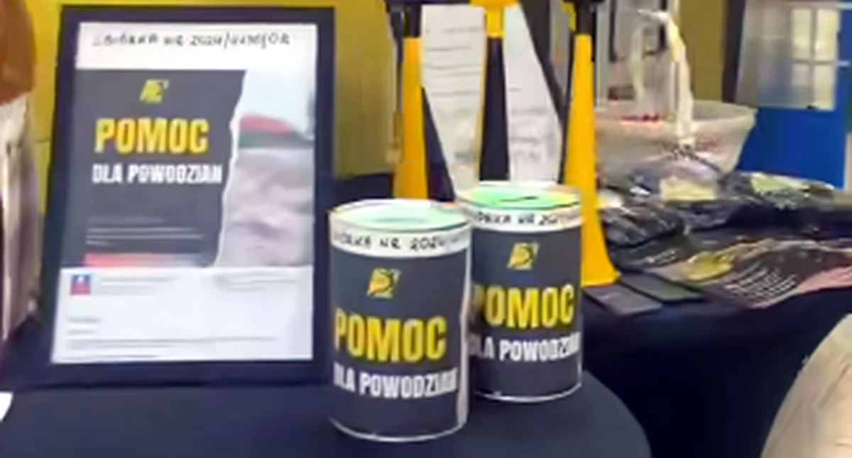 Zdjęcie puszek, do których zbierane były datki dla powodzian podczas spotkania KSSPR Końskie - Acana Moto-Jelcz Oława