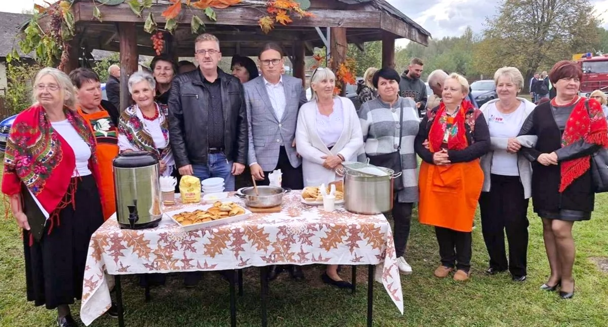 Pamiątkowe zdjęcie z jubileuszu KGW Osiemnastki+ z Czarnej