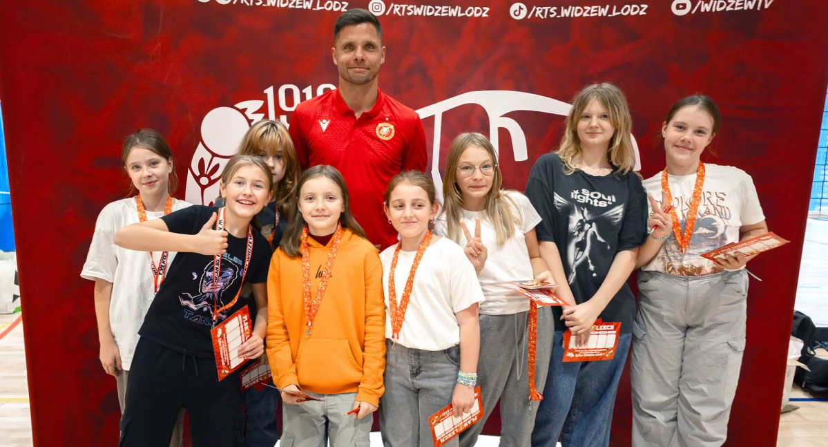 Zdjęcie bramkarza Widzewa Łódź Rafała Gikiewicza z młodymi fankami w hali sportowej SP nr 2 w Końskich (fot. Martyna Kowalska/Widzew Łódź)