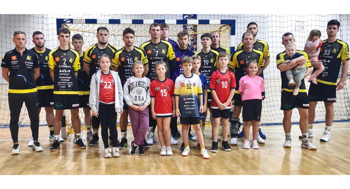 Zdjęcie pierwszoligowej drużyny KSSPR Końśkie z najmłodszymi kibicami