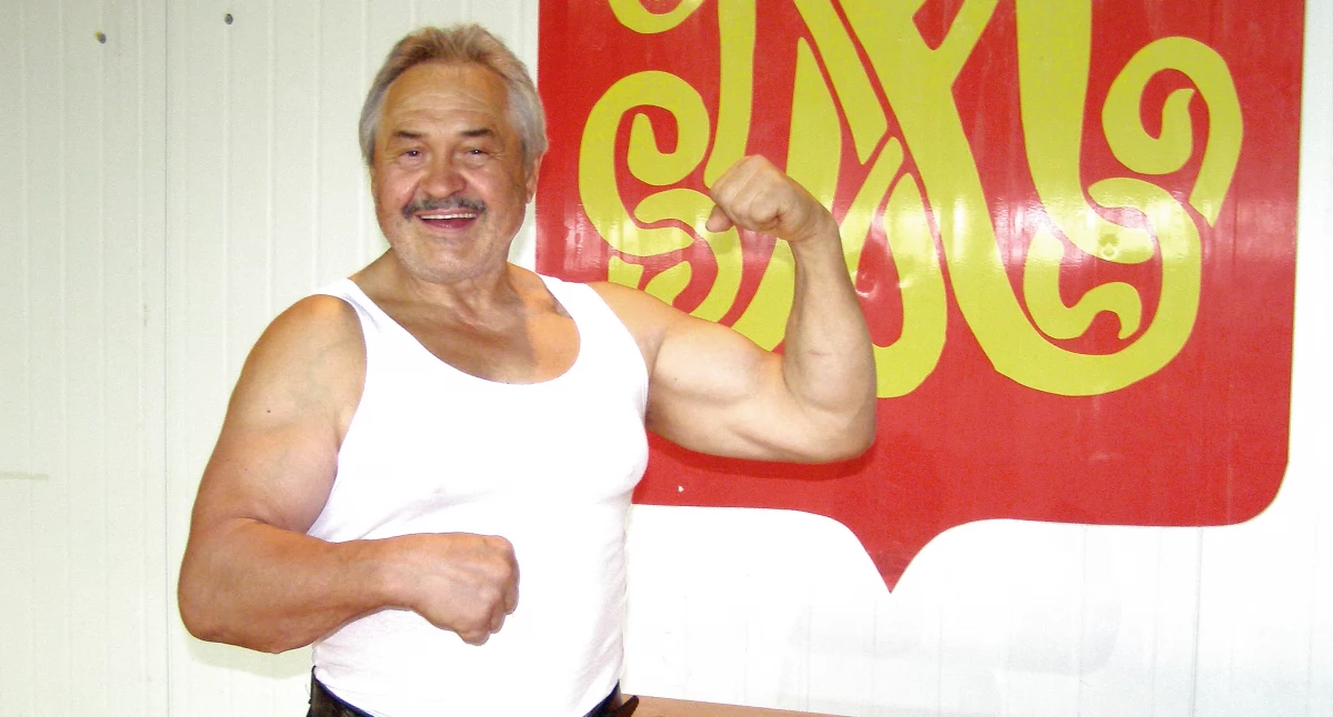 Zdjęcie Edwarda Herkulesa Rożnowskiego, który demonstruje swoje nieprzeciętne bicepsy