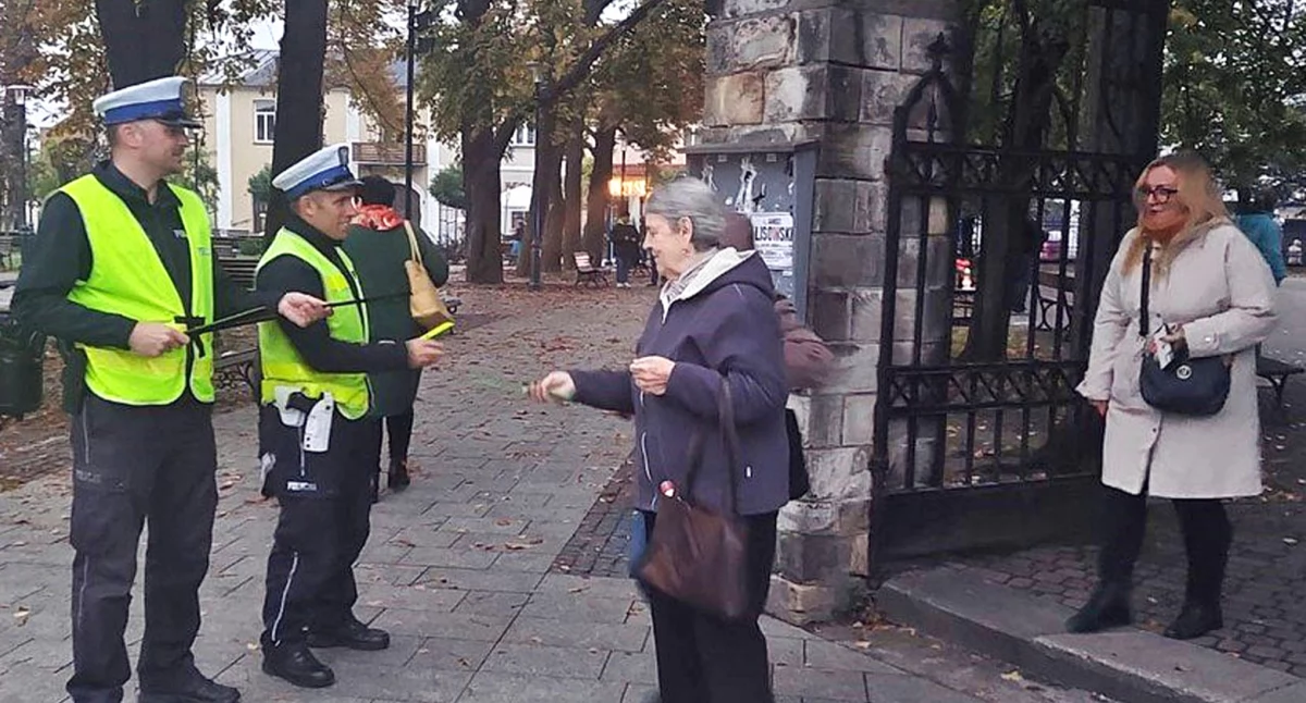 Zdjęcie policjantów z koneckiej drogówki, którzy rozdawali odblaski