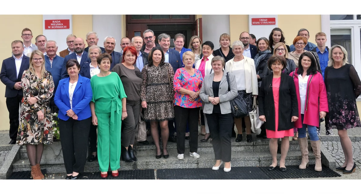 Pamiątkowe zdjęcie nowych i odchodzących sołtysów