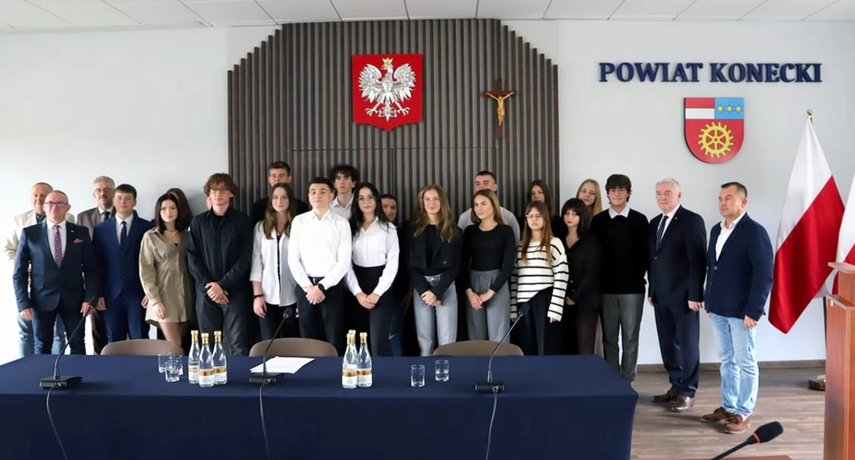 Zdjęcie członków Młodzieżowej Rady Powiatu w Końskich i gości