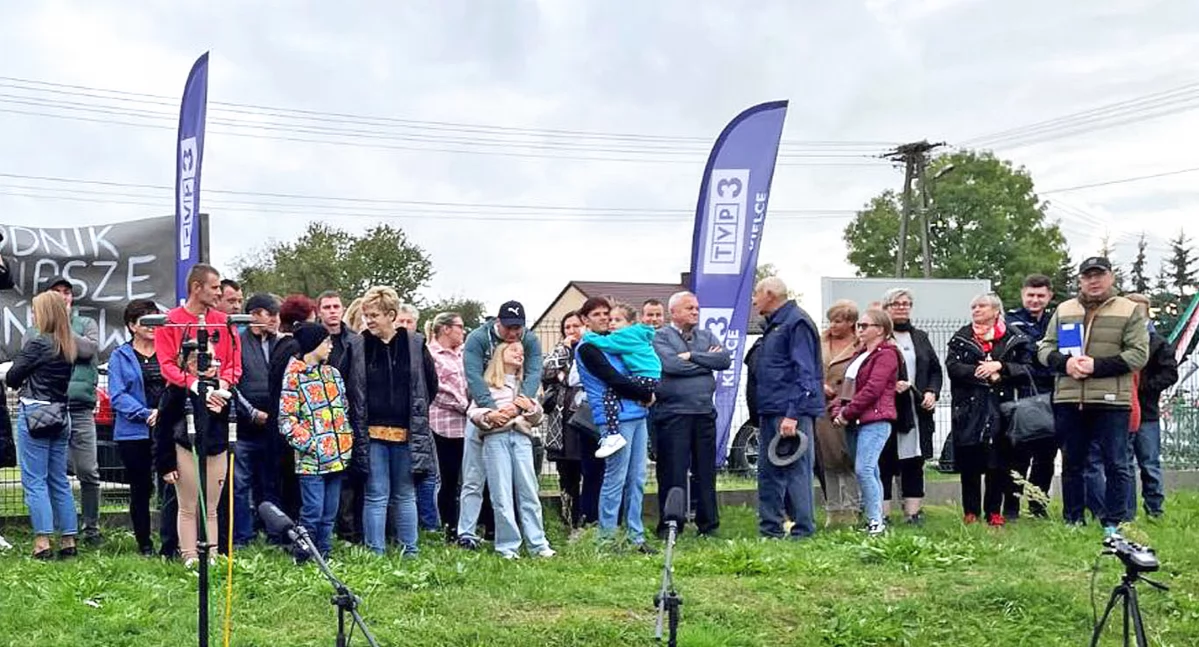 Zdjęci emieszkańców Pomorzan, którzy przyszli wyrazić swoje obawy