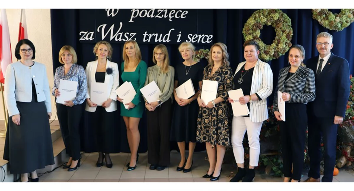 Zdjęcie nauczycieli mianowanych ze starostą Grzegorzem Piecem