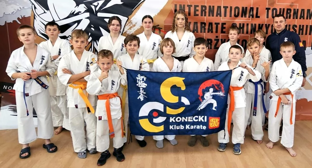 Zdjęcie ekipy Koneckiego Klubu karate Kyokushin z trenerem Mateuszem Garbaczem na zawodach w Skarżysku-Kam.