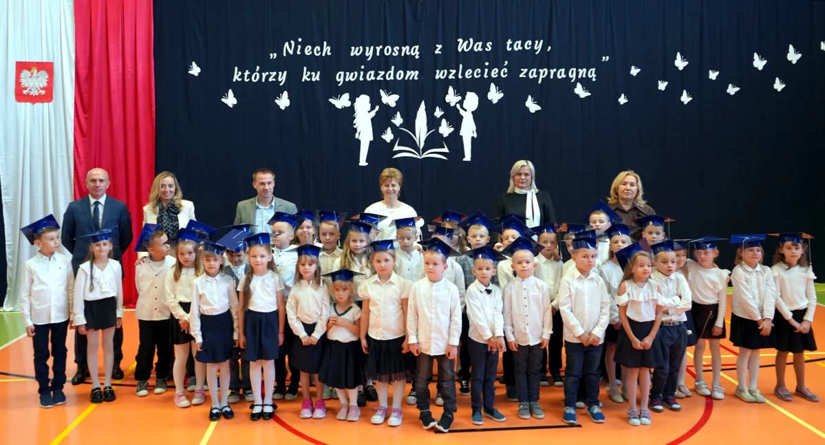 Zdjęcie pierwszoklasistów z SP w Gowarczowie z nauczycielami i gośćmi