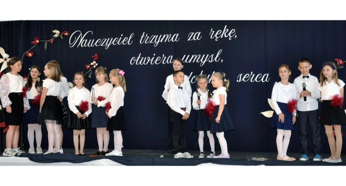 Zdjęcie uczniów, którzy podziękowali nauczycielom za trudną pracę