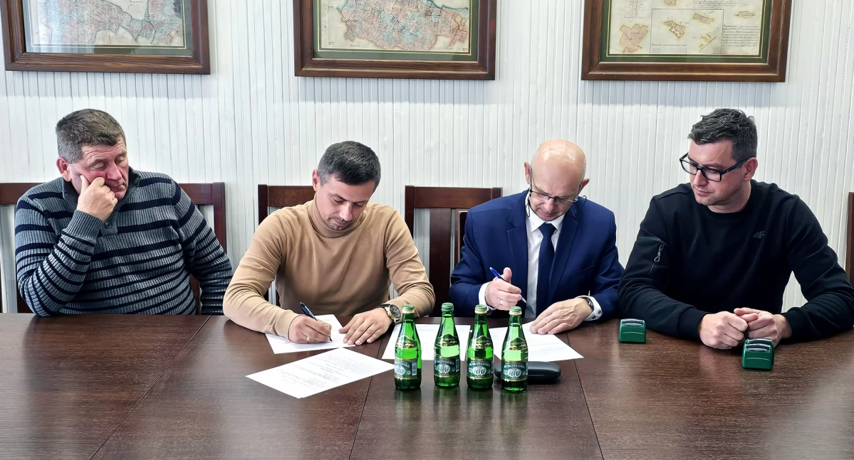 Zdjęcie z podpisania umowy partnerskiej pomiędzy MKS Partyzant Radoszyce a MKS Neptun Końskie