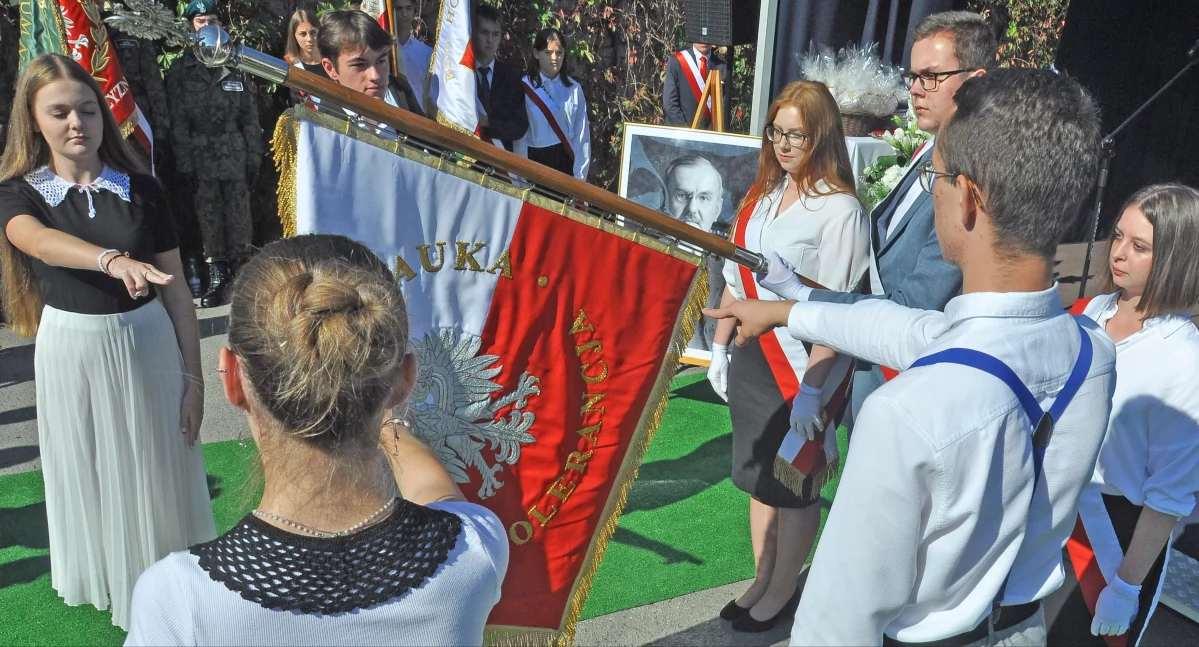 Zdjęcie ze ślubowanie uczniów na sztandar szkoły