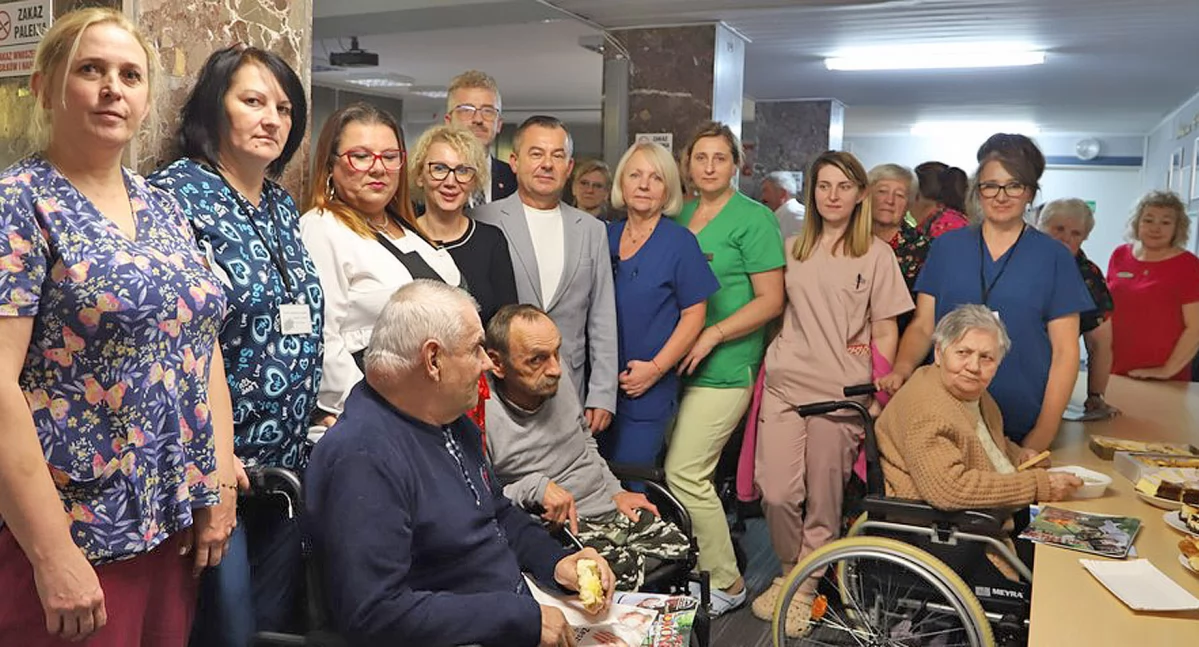 Zdjęcie seniorów leczonych w koneckim szpitalu z seniorami z UTW