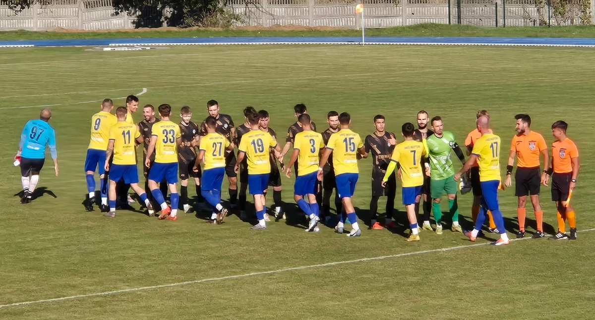 Zdjęcie z powitania drużyn przed meczem GKS Nowiny - Neptun Końskie