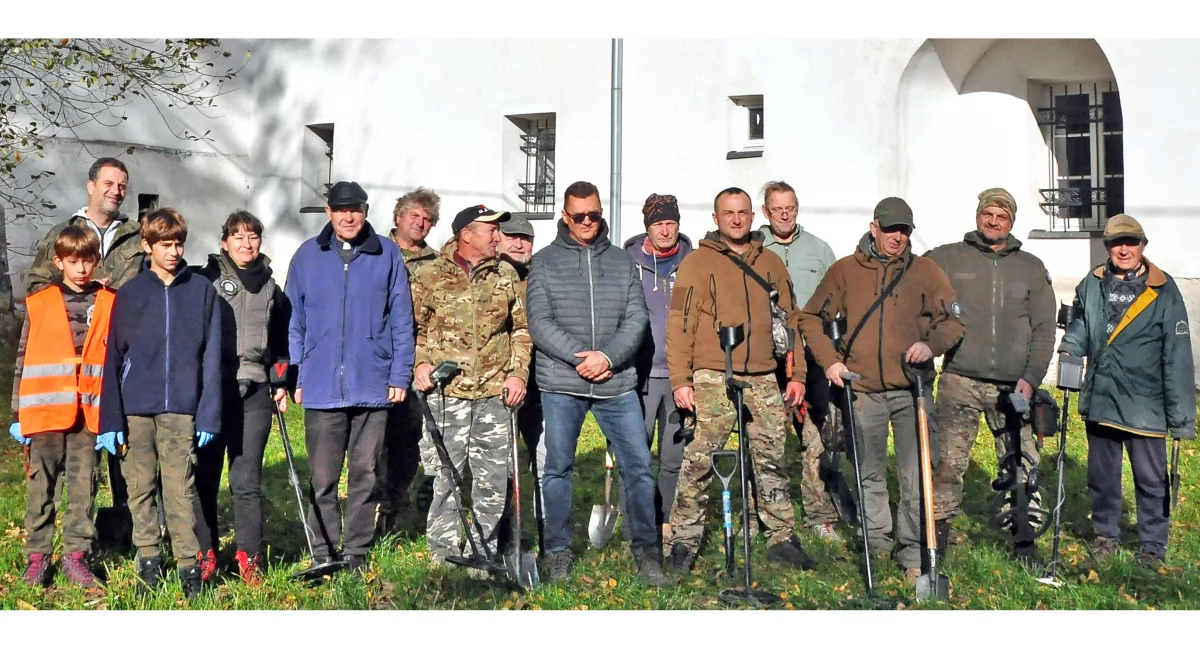 Zdjęcie z ostatniego spotkania poszukiwaczy sztandaru w Kazanowie