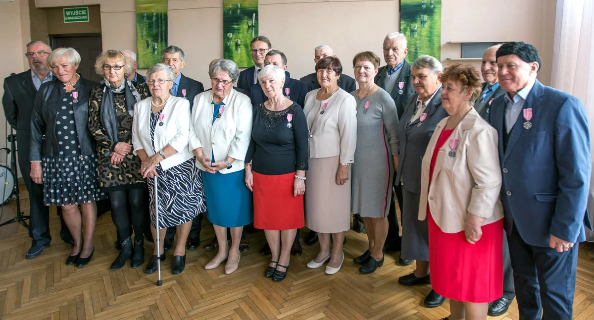 Pamiątkowe zdjęcie uczestników uroczystości Złotych Godów w Stąporkowie