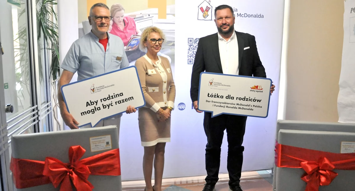Zdjęcie z przekazania łóżek szpitalowi w Końskich