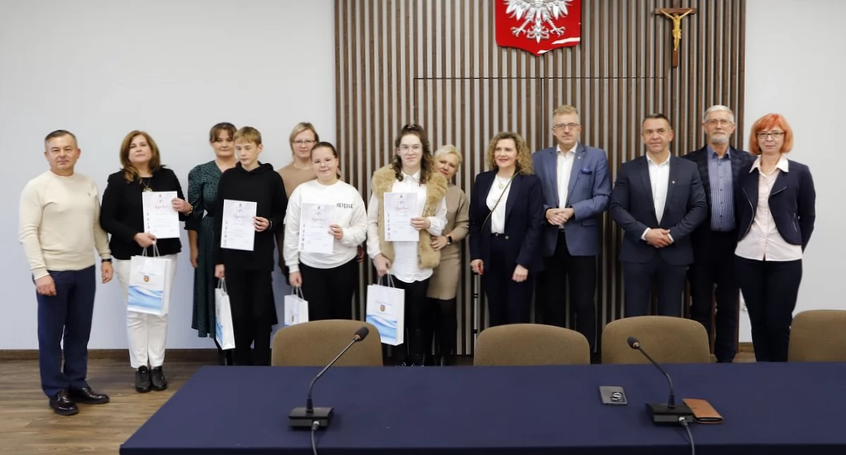Zdjęcie najstarszej wyronionej grupy z organizatorami konkursu