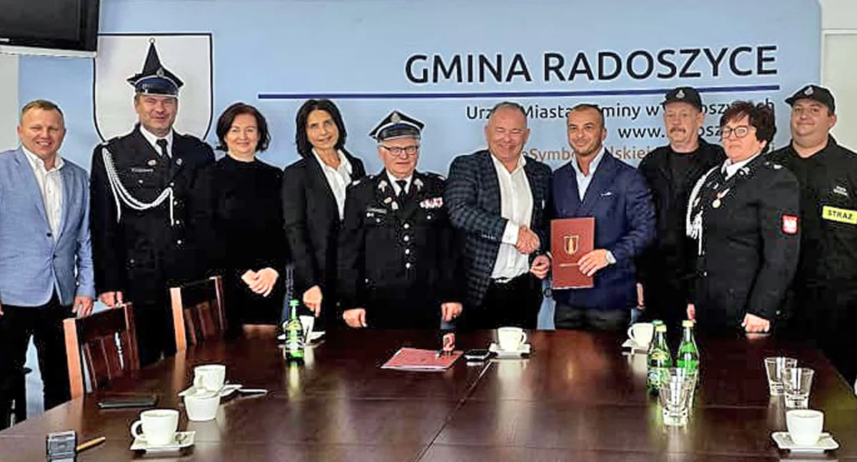 Zdjęcie z podpisania umowy na dostarczenie kolejnego samochodu ratowniczo-gaśniczego