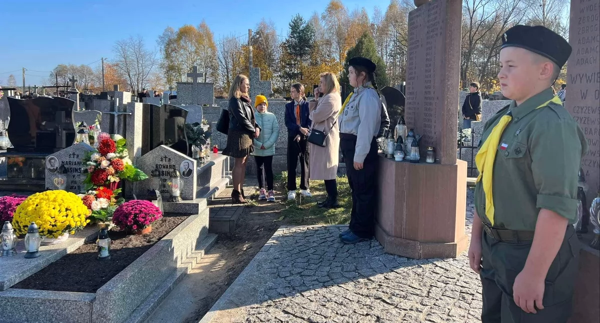 Zdjęcie harcerzy pełniących wartę przy kwaterze pomordowanych mieszkańców Królewca i Adamowa na cmentarzu w Miedzierzy