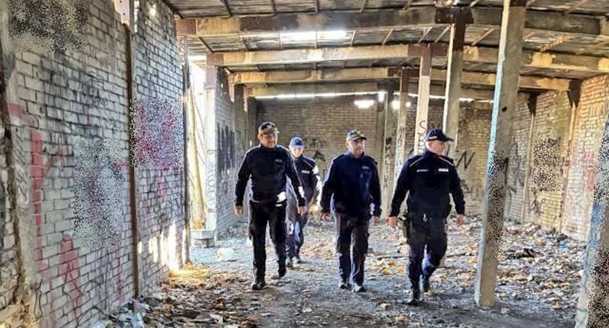 Zdjęcie policjantów i strażników miejskich, którzy patrolują stary magazyn Przemysłówki