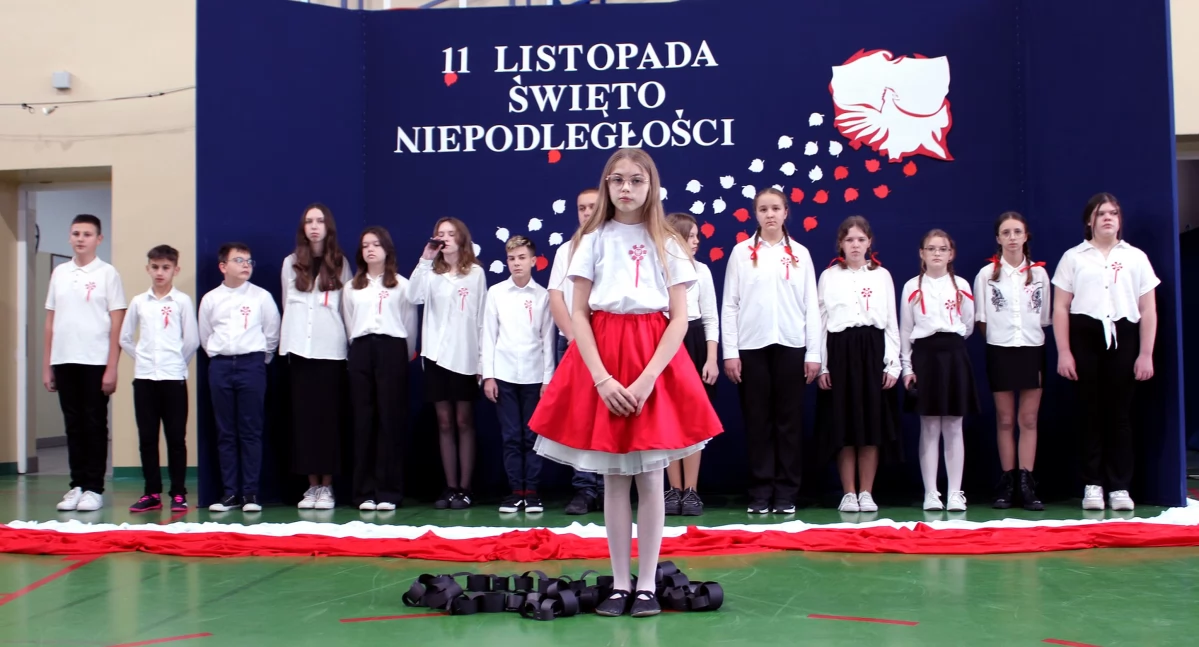 Zdjęcie z uroczystej akademii w Szkole Podstawowej w Miedzierzy