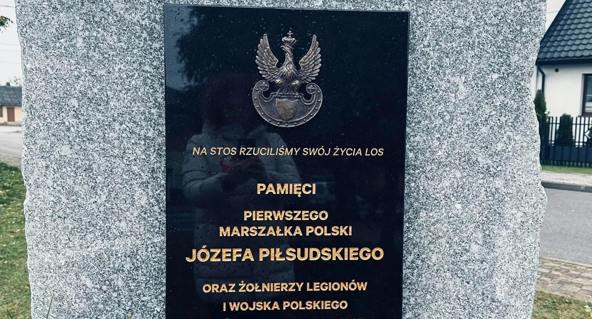 Zdjęcie pomnika ku czci Marszałka Józefa Piłsudskiego i Żołnierzy Legionów w Fałkowie