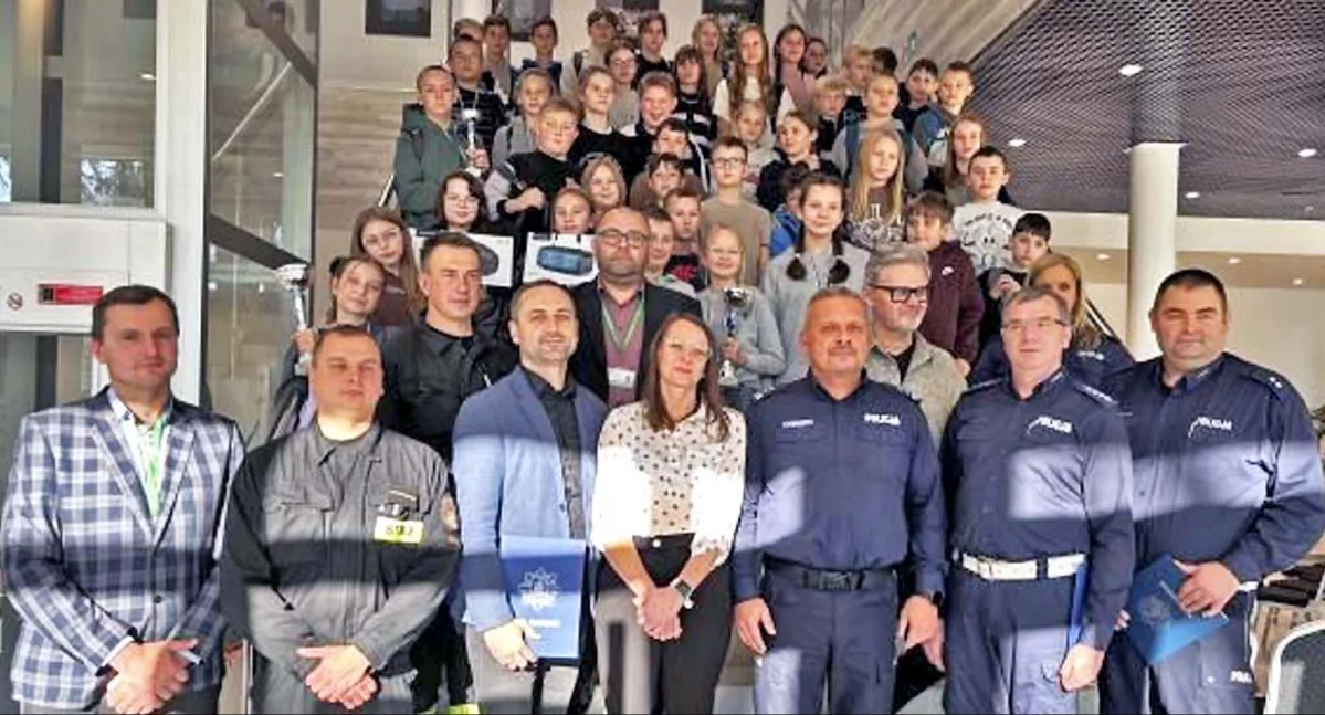 Zdjęcie uczestników, jurorów i organizatorów konkursu w Końskich