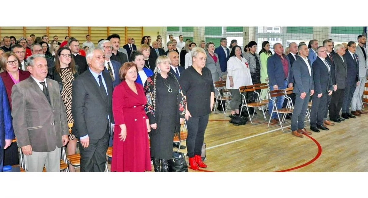 Zdjęcie radnych powiatowych i miejskich, nauczycieli oraz uczniów na wyjazdowej sesji Rady Powiatu