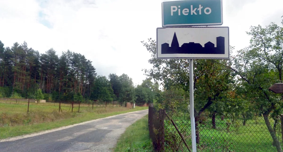 Zdjęcie wjazdu do Piekła z leśnego traktu z Sielpi
