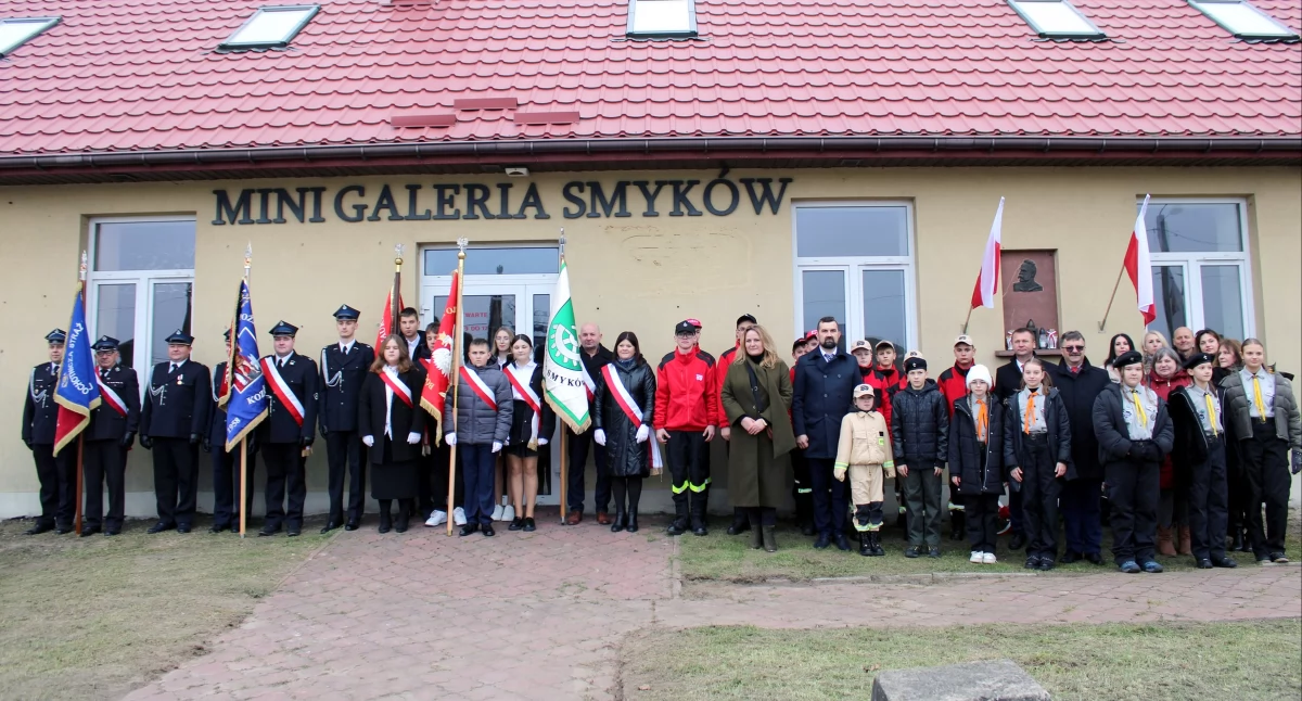 Pamiątkowe zdjęcie pod tablicą poświęconą marszałkowi Józefowi Piłsudskiemu w Smykowie