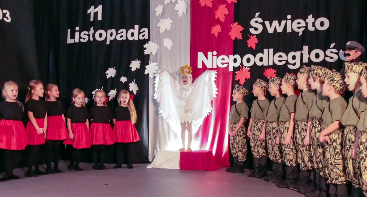 Zdjecie z imponującego i wzruszającego spektaklu dzieci