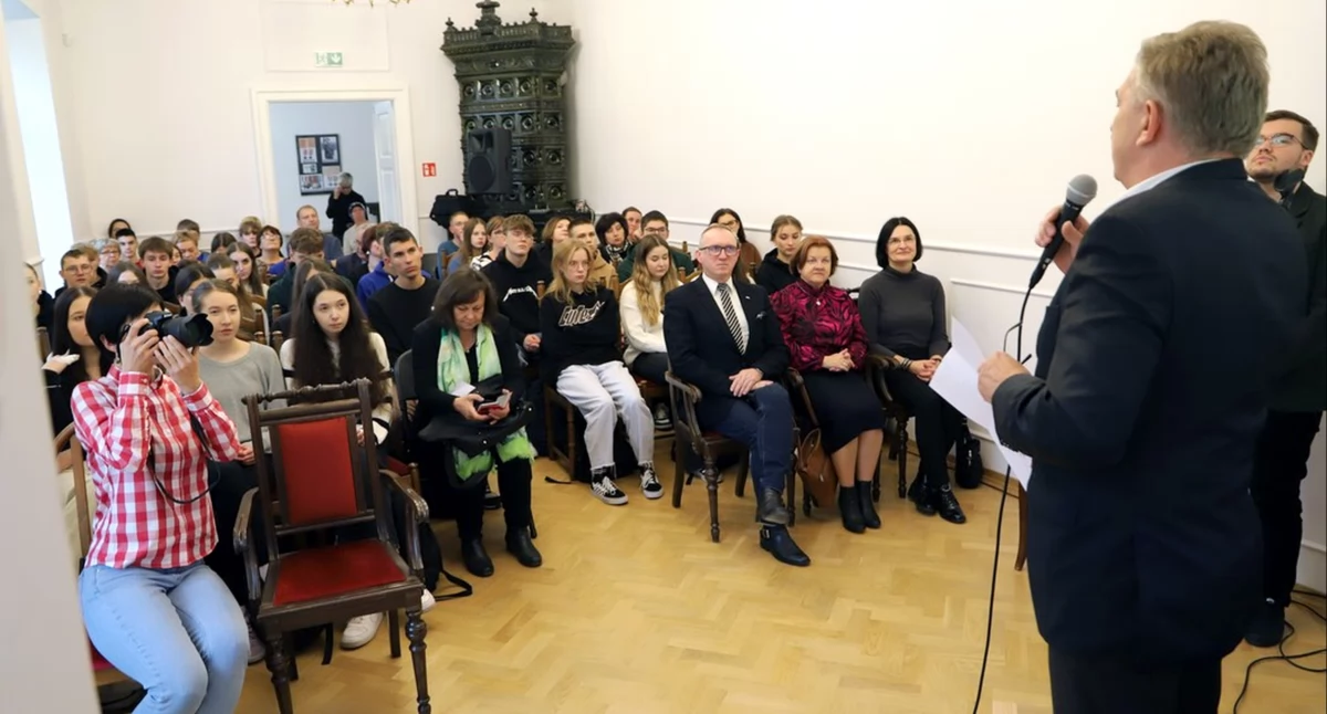Zdjęcie z otwarcia seminarium w koneckiej bibliotece