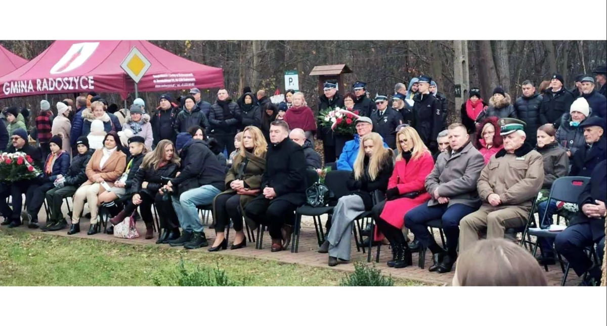 Zdjęcie z uroczystości pod pomnikiem w Zychach - 2024 r.